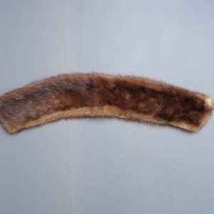 Genuine mink fur collar.
